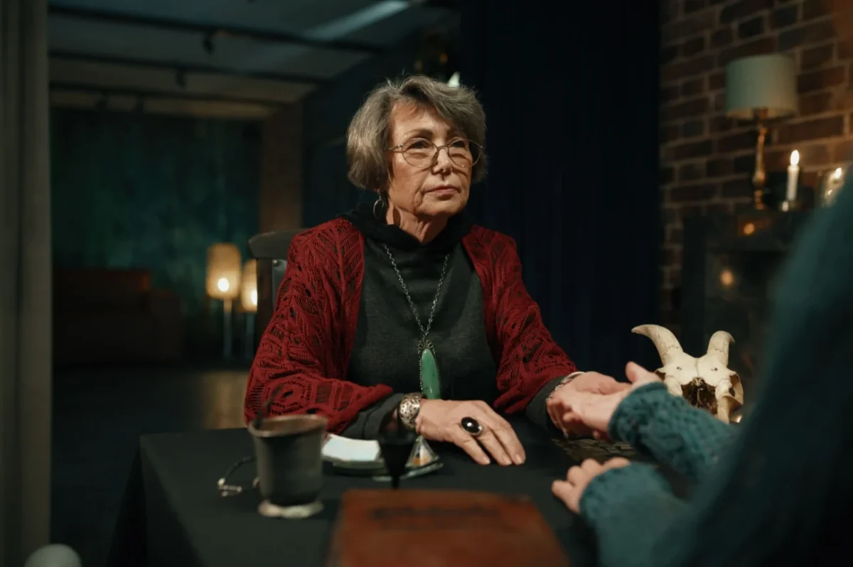 Žena, které je čteno z dlaně.