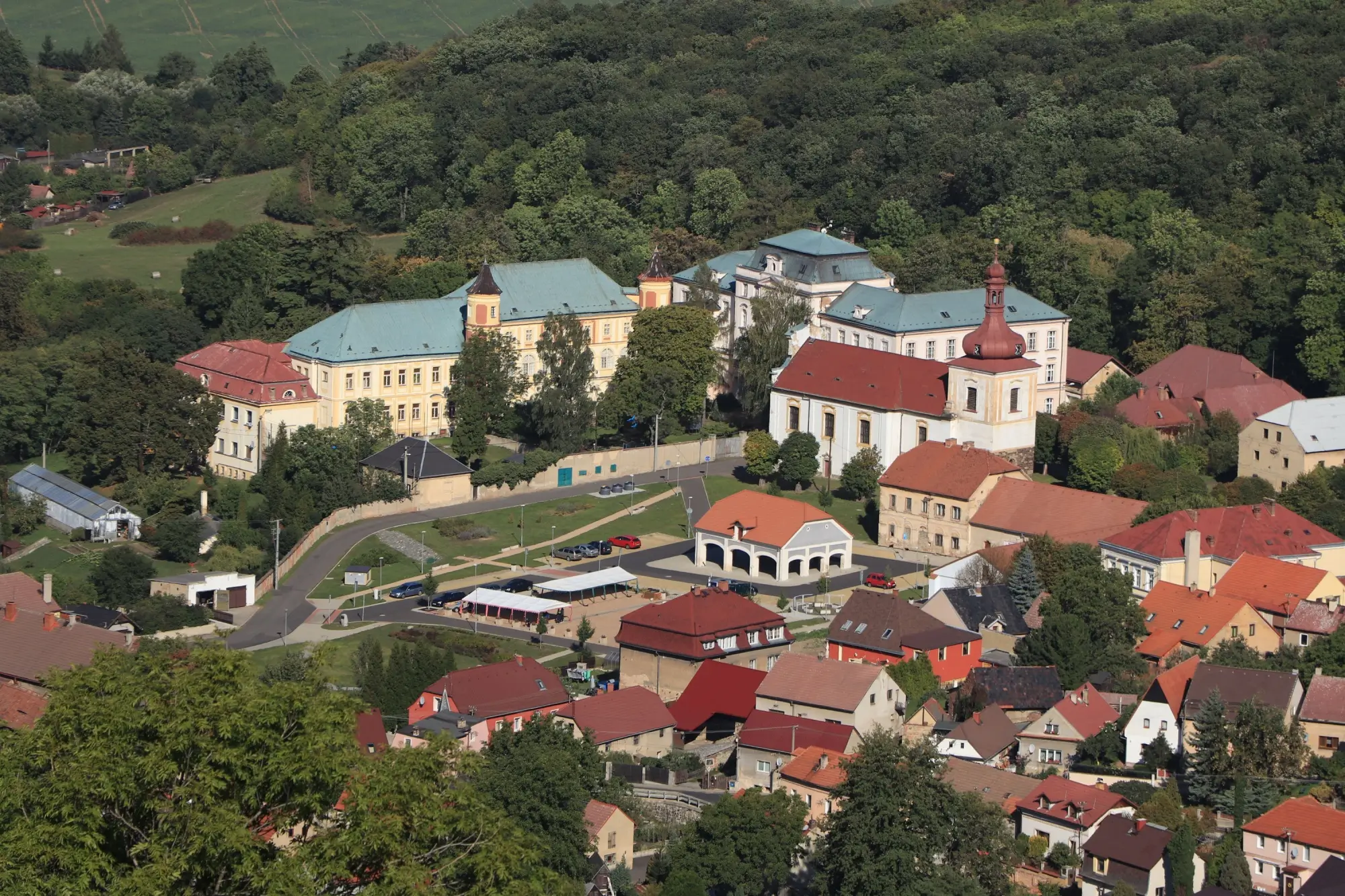 Shutterstock_1521468680 | TVGURU.cz výhled na obec Kostomlaty ze zříceniny hradu Sukoslav