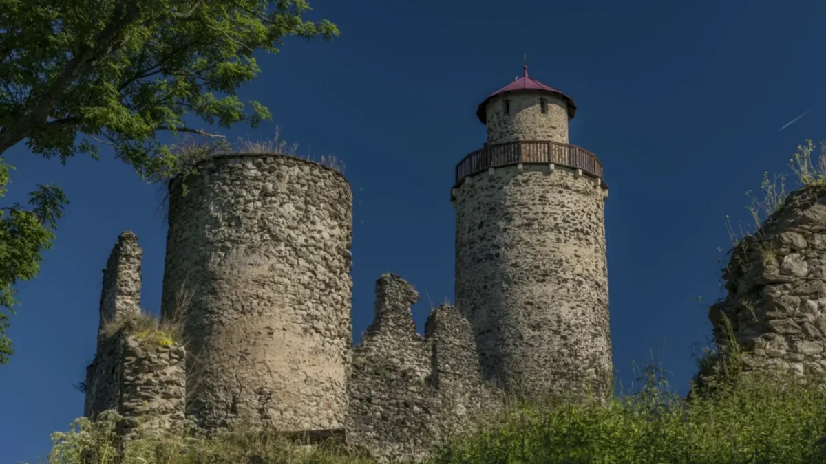 zřícenina hradu Sukoslav pod tmavě modrou oblohou