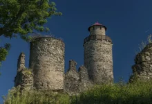 zřícenina hradu Sukoslav pod tmavě modrou oblohou