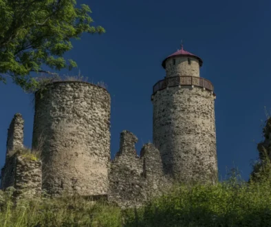 zřícenina hradu Sukoslav pod tmavě modrou oblohou