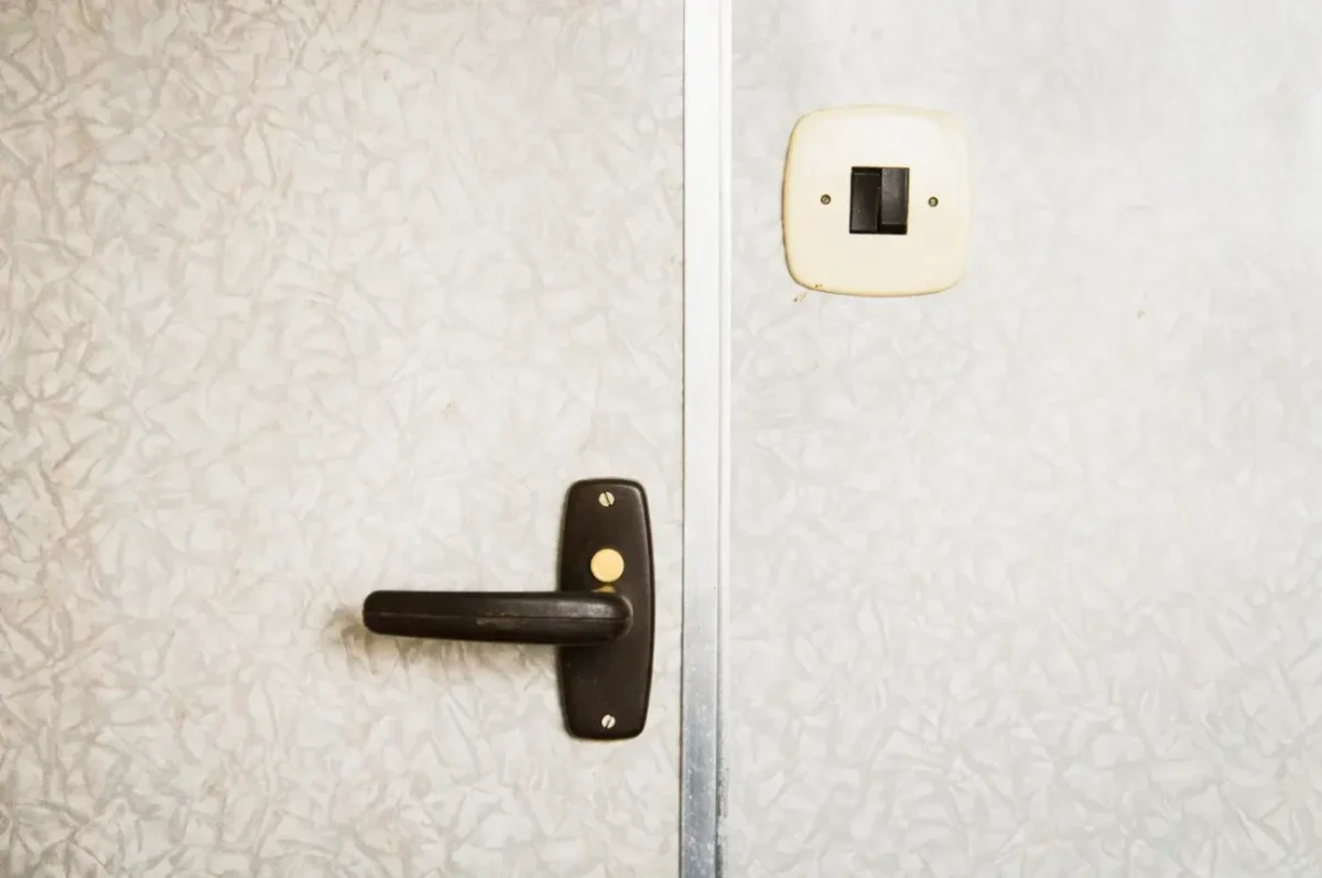 detail na kliku a vypínač v umakartovém bytovém jádru