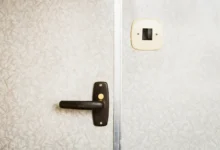 detail na kliku a vypínač v umakartovém bytovém jádru