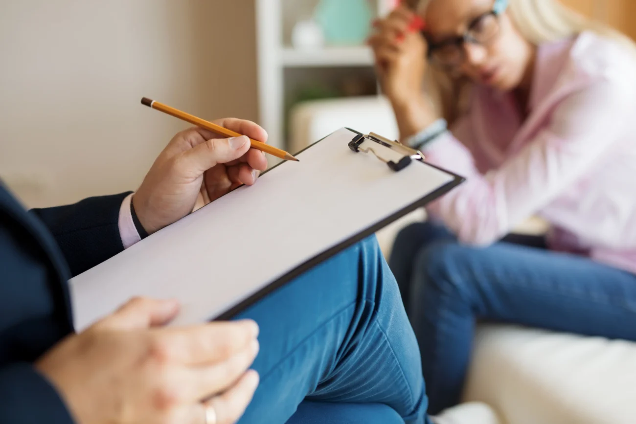 shutterstock_1195632478-2 | TVGURU.cz Psychiatr v ruce drží desky ohledně pacientky.