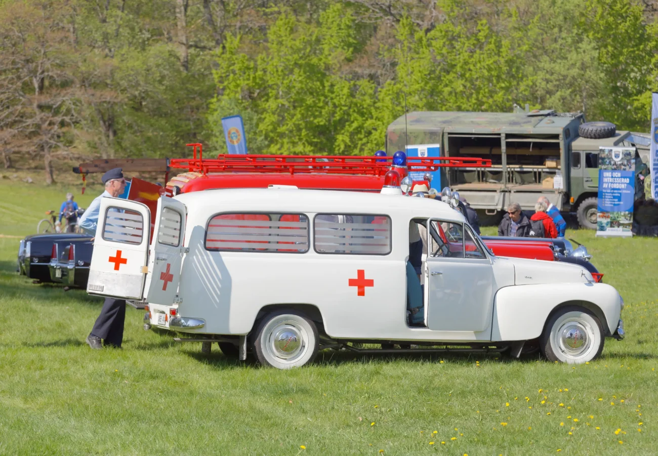 shutterstock_653799646-2 | TVGURU.cz Retro sanitka stojící na louce.