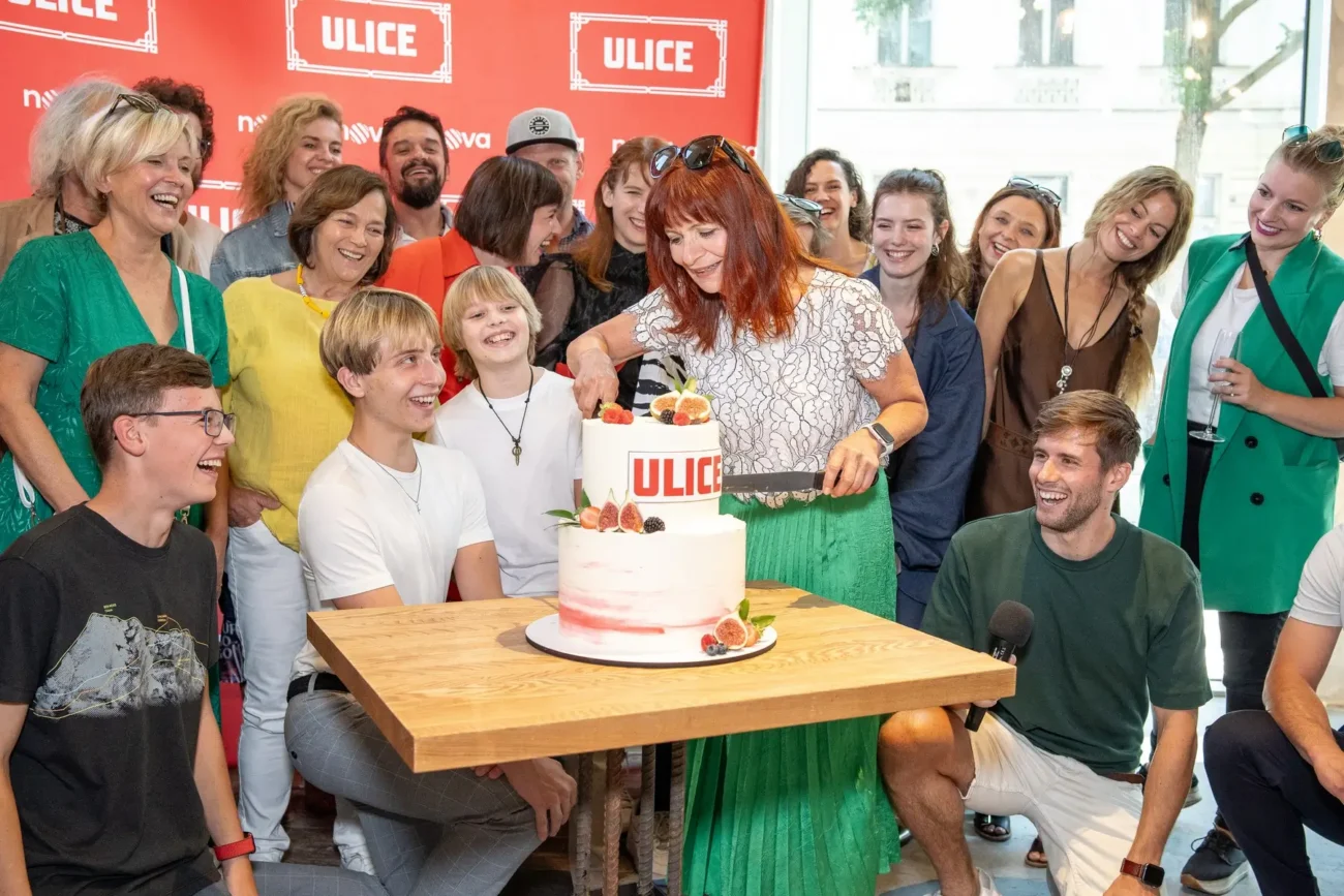 profimedia-0803190356 | TVGURU.cz herci ze seriálu ulice krájejí dort