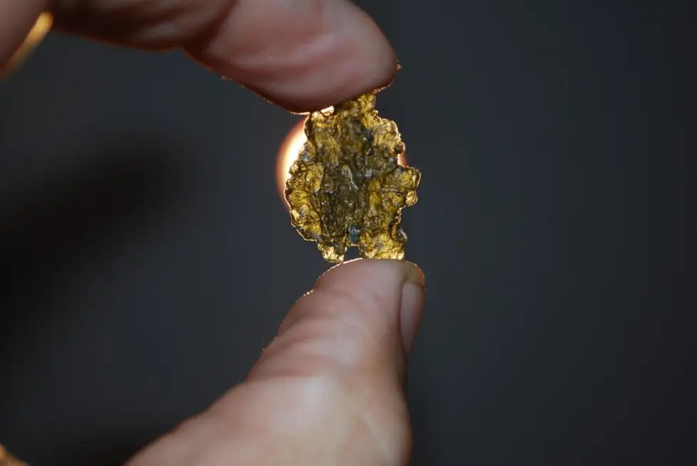 Vltavín ve zlaté barvě.