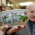 Muž ukazující porcelán z minulého století.