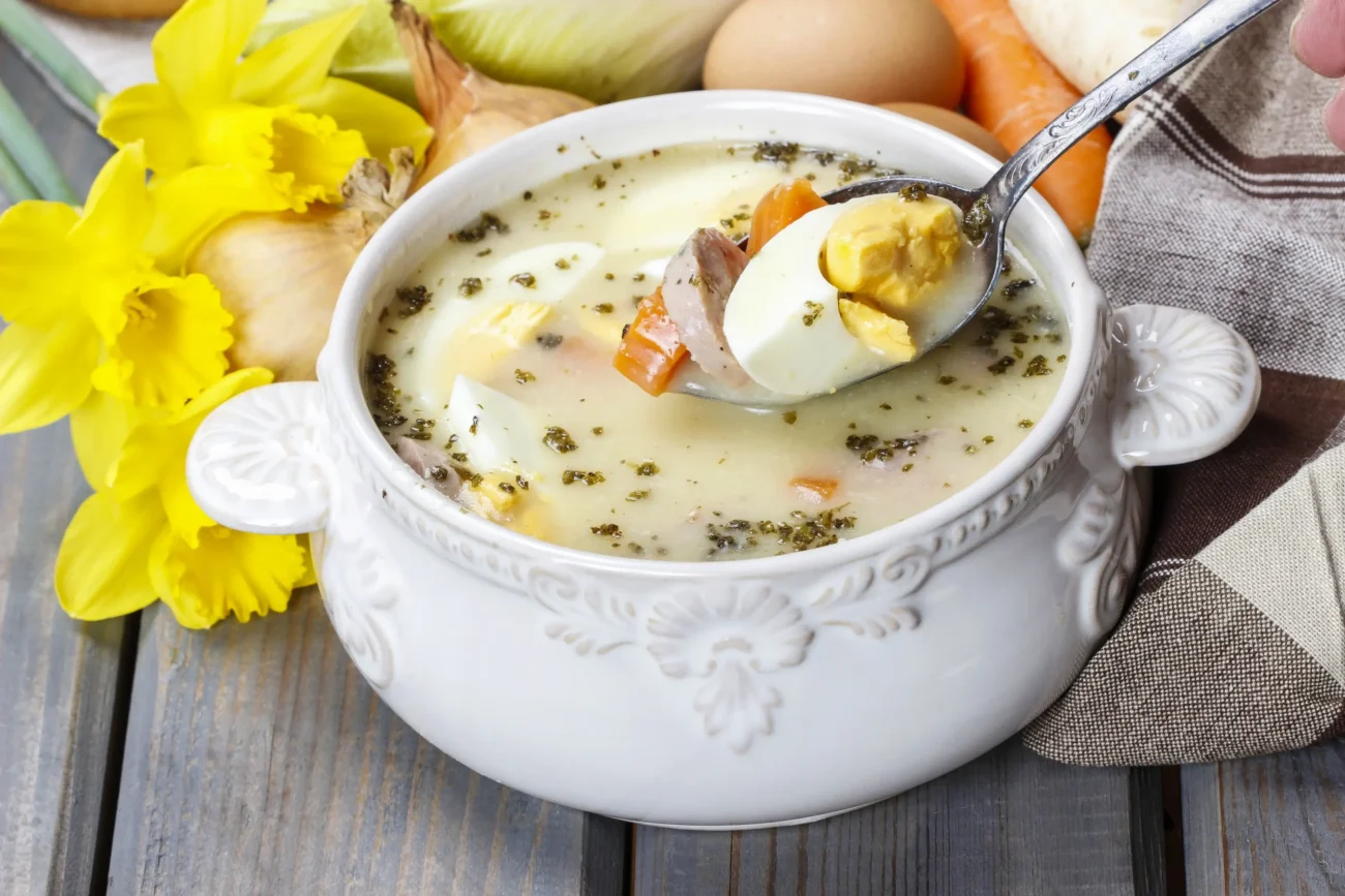 Porcelánové misky jsou různě zdobeny. Zdroj: Shutterstock | TVGURU.cz Porcelánová miska s polévkou.