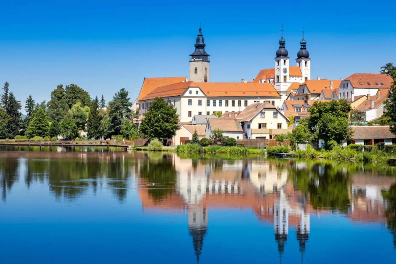 Natáčelo se i na telčském zámku. Zdroj: Shutterstock | TVGURU.cz Pohled na telčský zámek od vody.