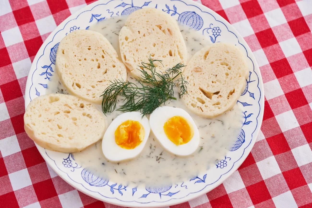 V tradičním porcelánu se podávaly různé oblíbené pokrmy. Zdroj: Shutterstock | TVGURU.cz Porcelánový talíř s koprovou omáčkou.
