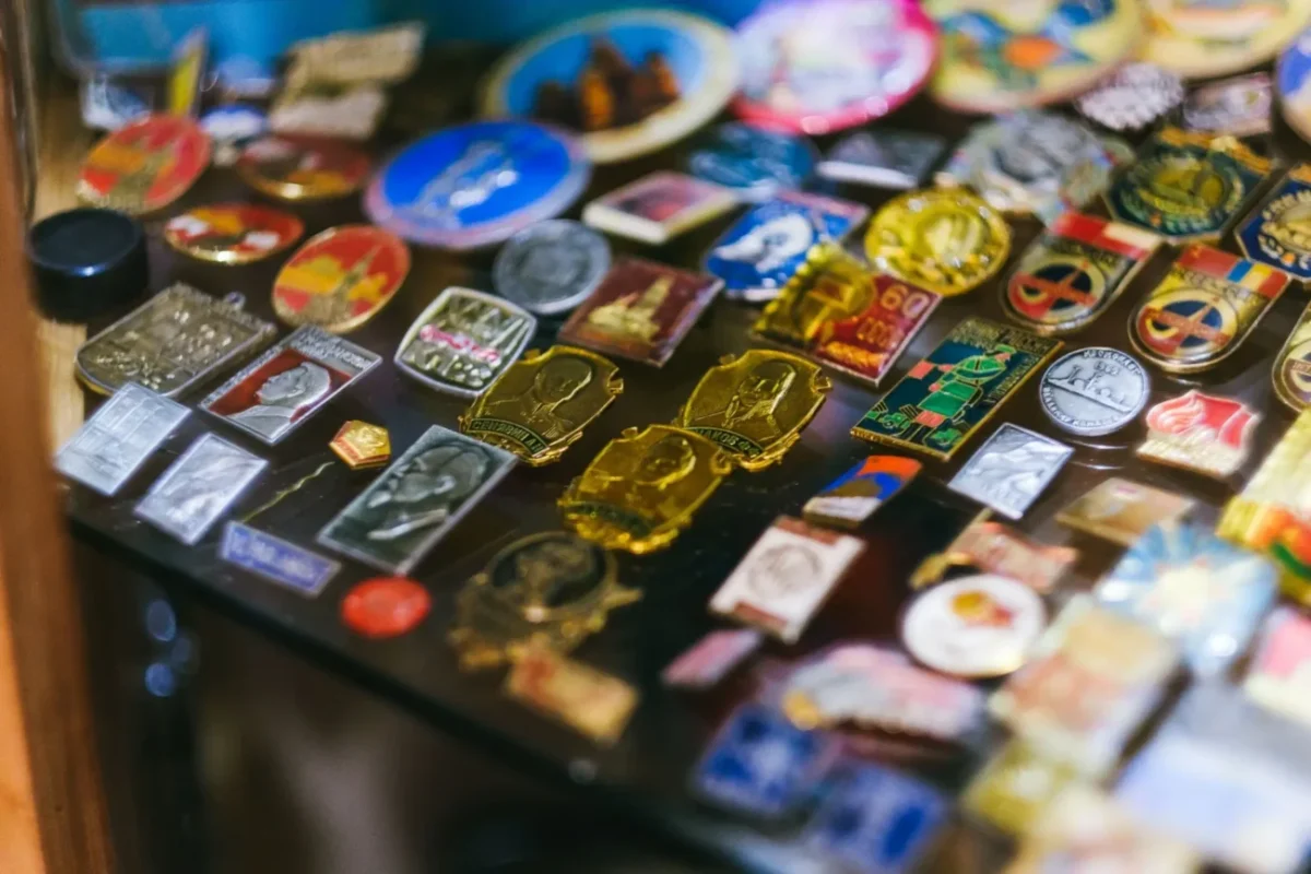 vyskládané odznaky z dob socialismu