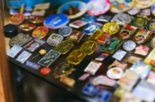 vyskládané odznaky z dob socialismu