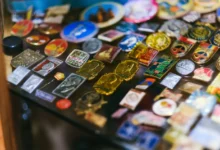 vyskládané odznaky z dob socialismu