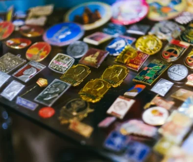 vyskládané odznaky z dob socialismu