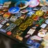 vyskládané odznaky z dob socialismu