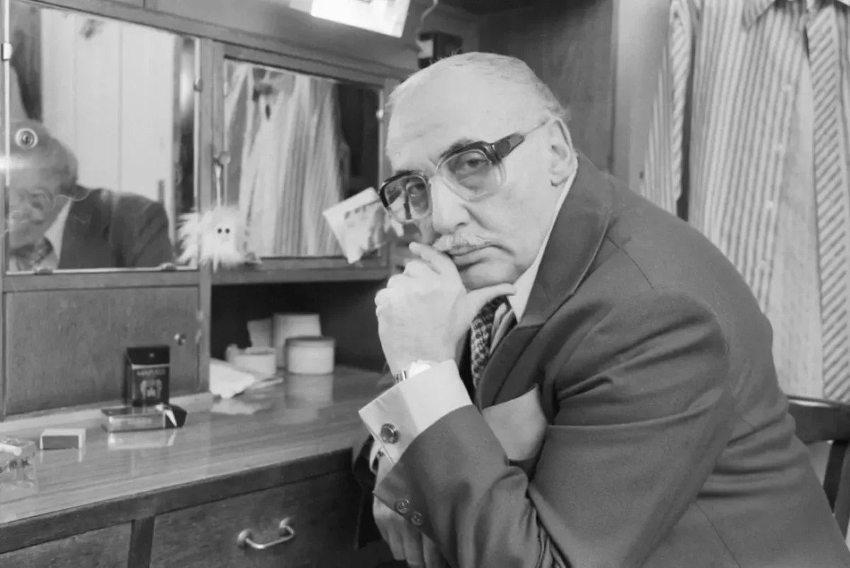 herec Miloš Kopecký v šatně divadla před představením