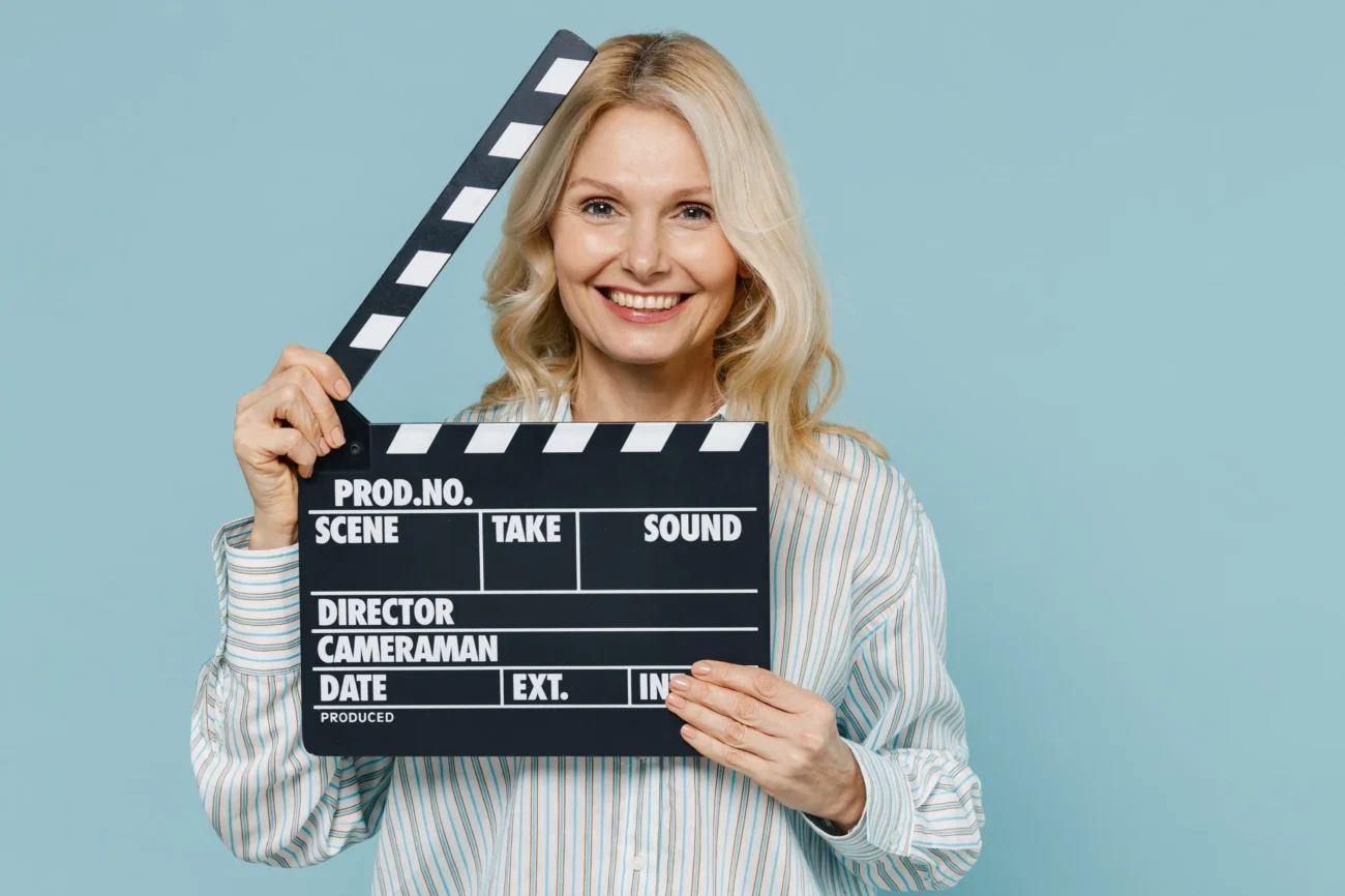 Na komparzu lze vydělat i několik tisíc korun. Zdroj: Shutterstock | TVGURU.cz Žena s filmovou klapkou.
