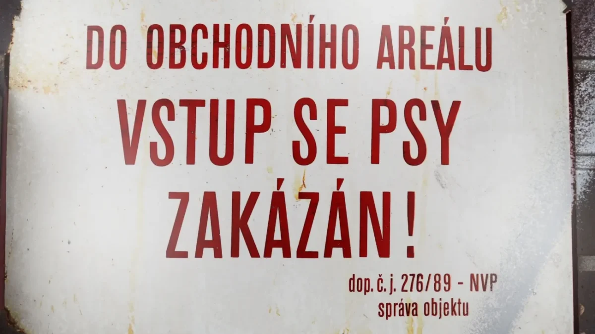 stará československá cedule "VSTUP SE PSY ZAKÁZÁN!"
