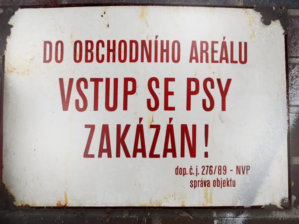stará československá cedule "VSTUP SE PSY ZAKÁZÁN!"