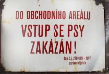 stará československá cedule "VSTUP SE PSY ZAKÁZÁN!"