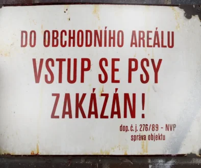 stará československá cedule "VSTUP SE PSY ZAKÁZÁN!"