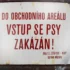 stará československá cedule "VSTUP SE PSY ZAKÁZÁN!"