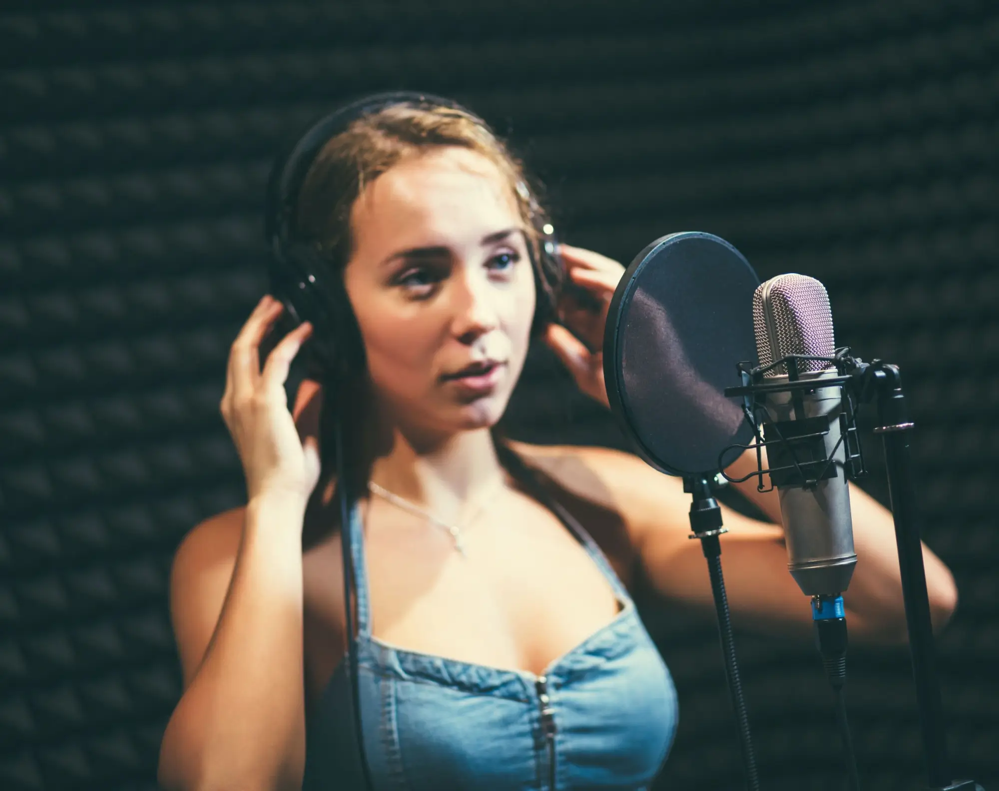 Shutterstock_497427655 | TVGURU.cz žena nahrává píseň ve studiu