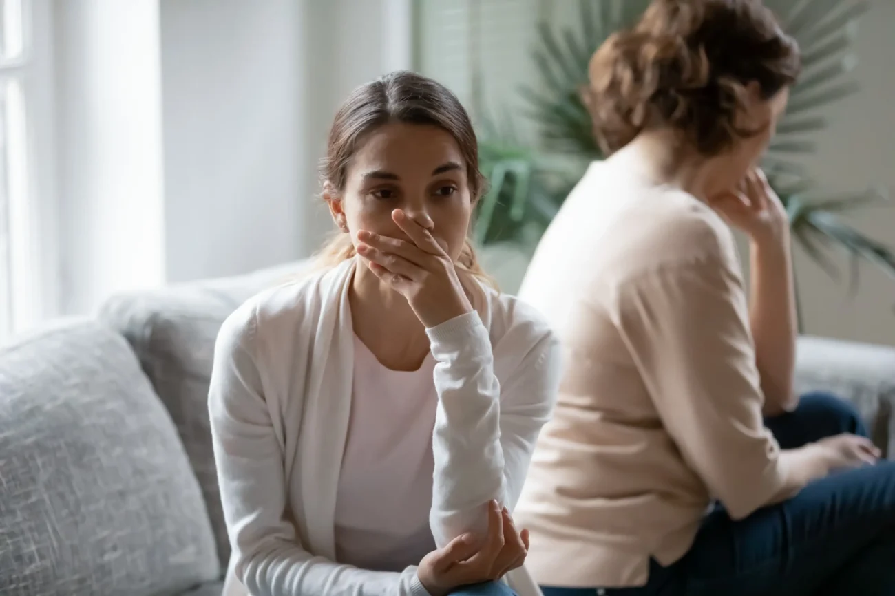Většina manipulativních znamení je velmi citlivá. Zdroj: Shutterstock | TVGURU.cz Dvě rozhádané ženy sedící k sobě zády.