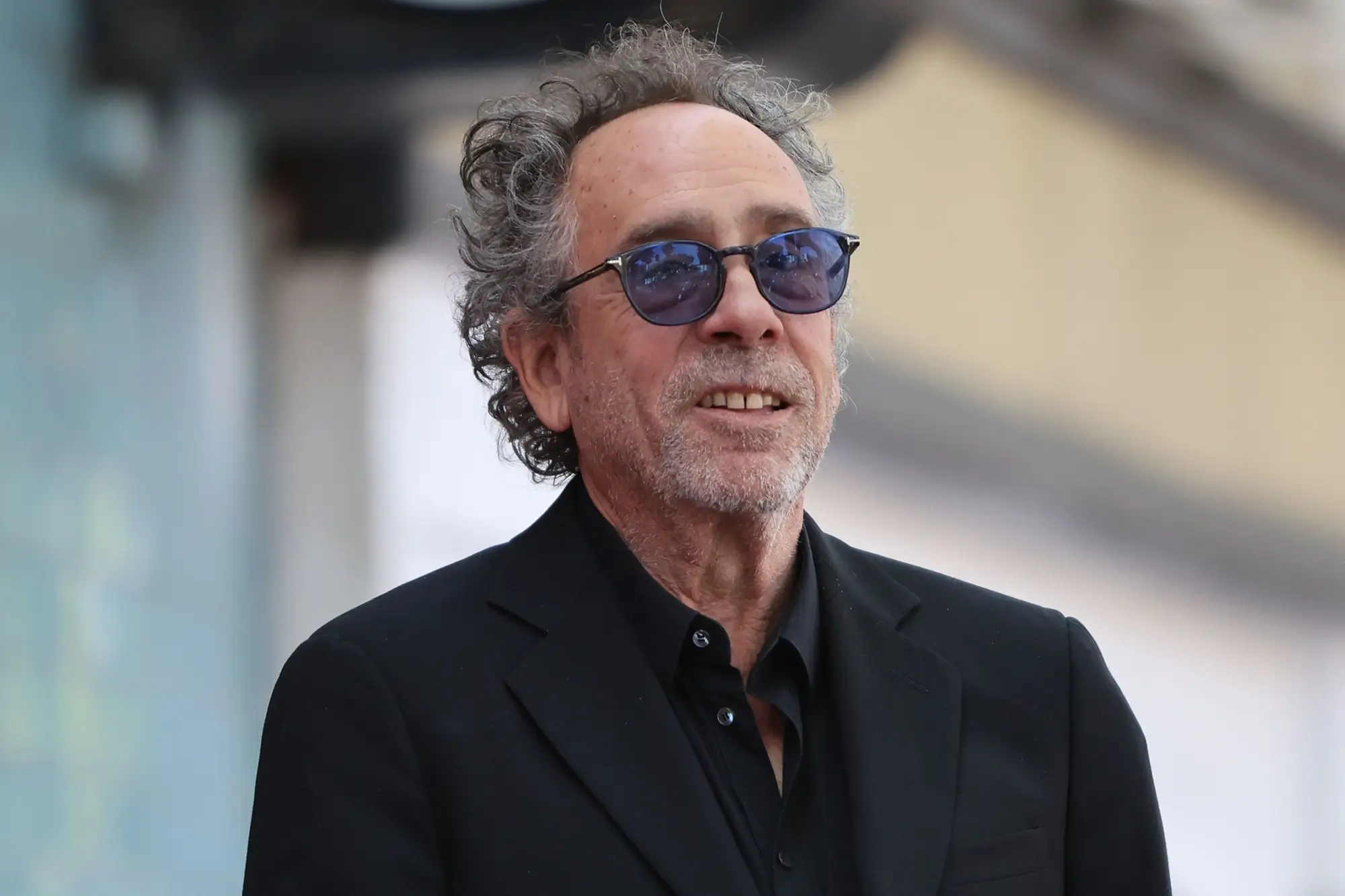 Shutterstock_2513273609 | TVGURU.cz americký režisér Tim Burton ve slunečních brýlích