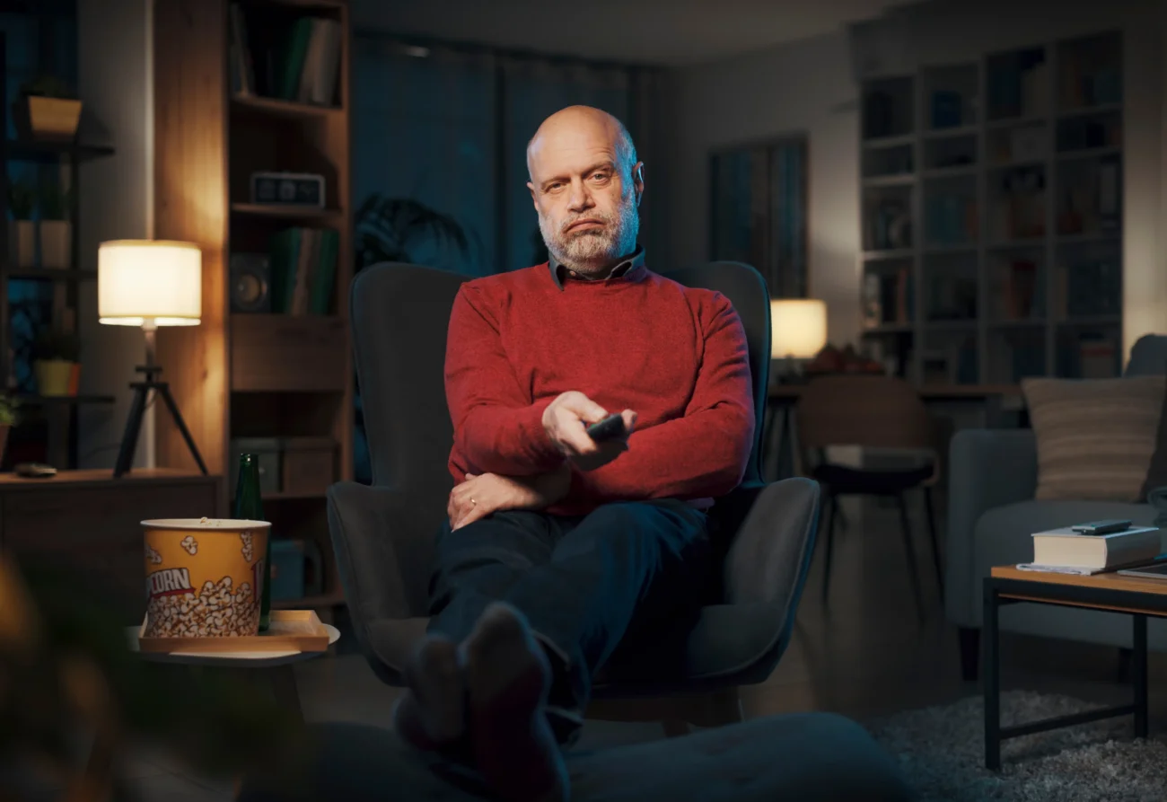 shutterstock_2294443425-2 | TVGURU.cz Muž naštvaně sedí u televize.