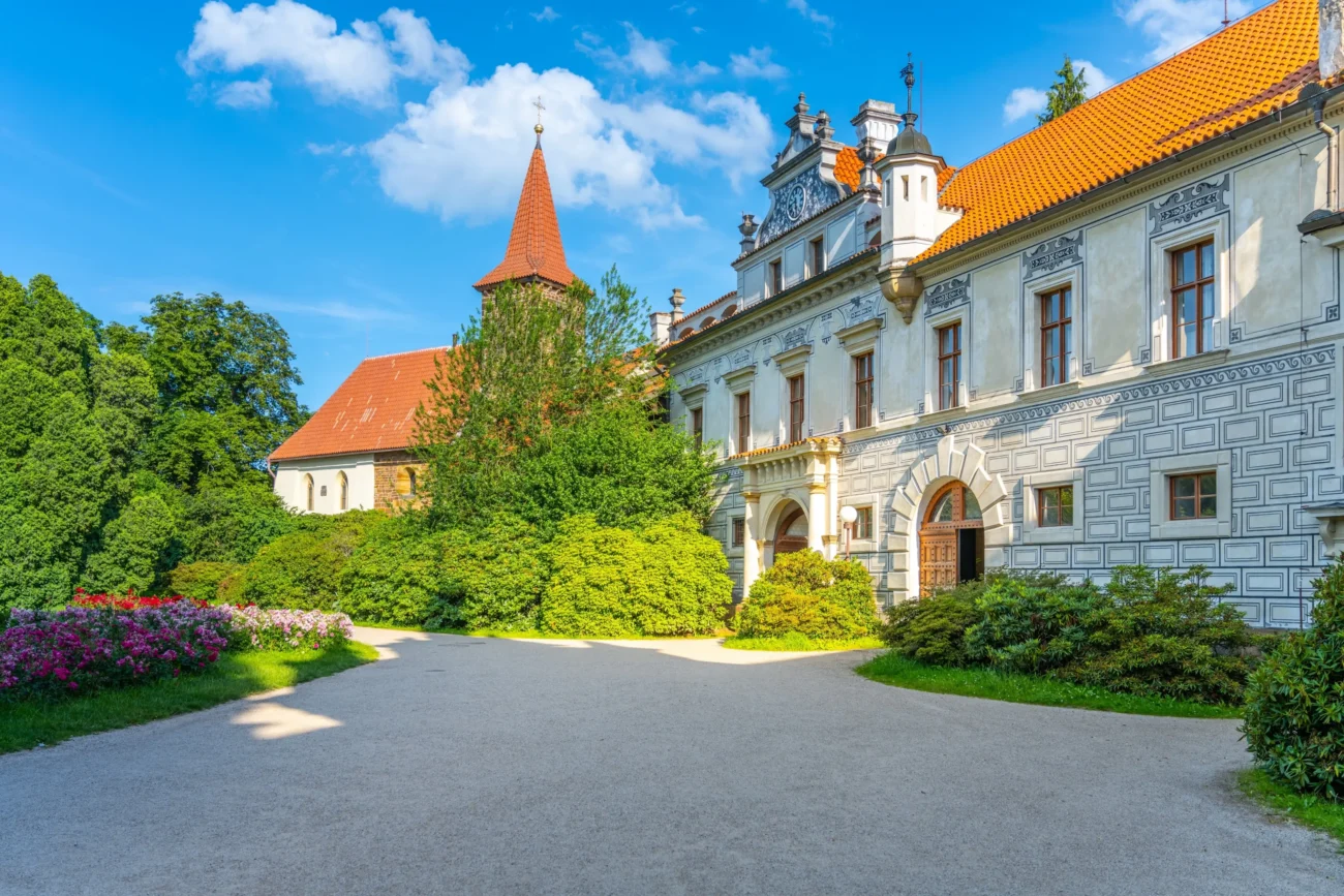 shutterstock_2572209301-2 | TVGURU.cz Zámek Průhonice