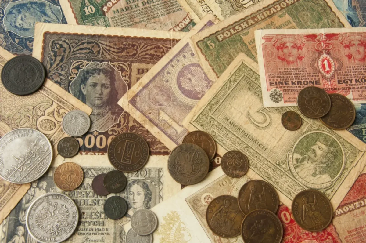 hromada starých mincí a bankovek