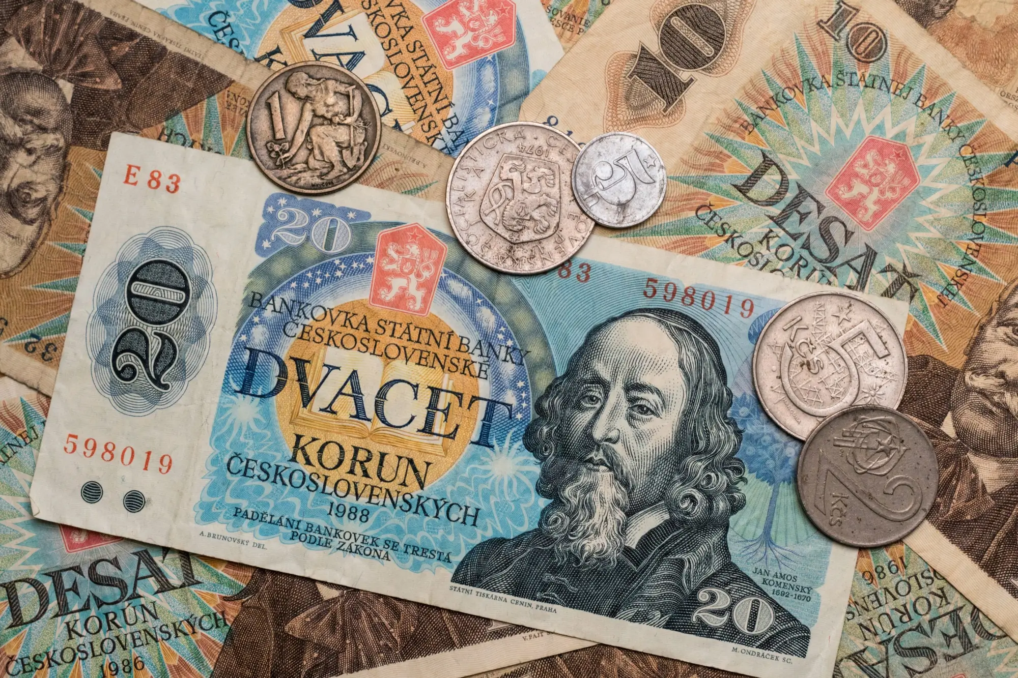 Shutterstock_788275063 | TVGURU.cz hromada starých československých bankovek