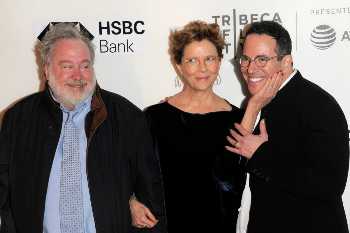 Tom Hulce stojící vedle kolegů v roce 2018.