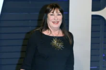 Usmívající se Anjelica Huston.