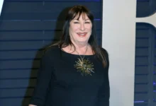 Usmívající se Anjelica Huston.