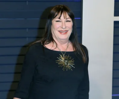 Usmívající se Anjelica Huston.