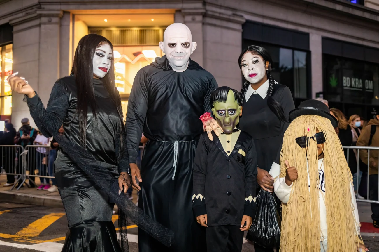 shutterstock_2068200443 | TVGURU.cz Rodinka v přestrojení na Halloween.