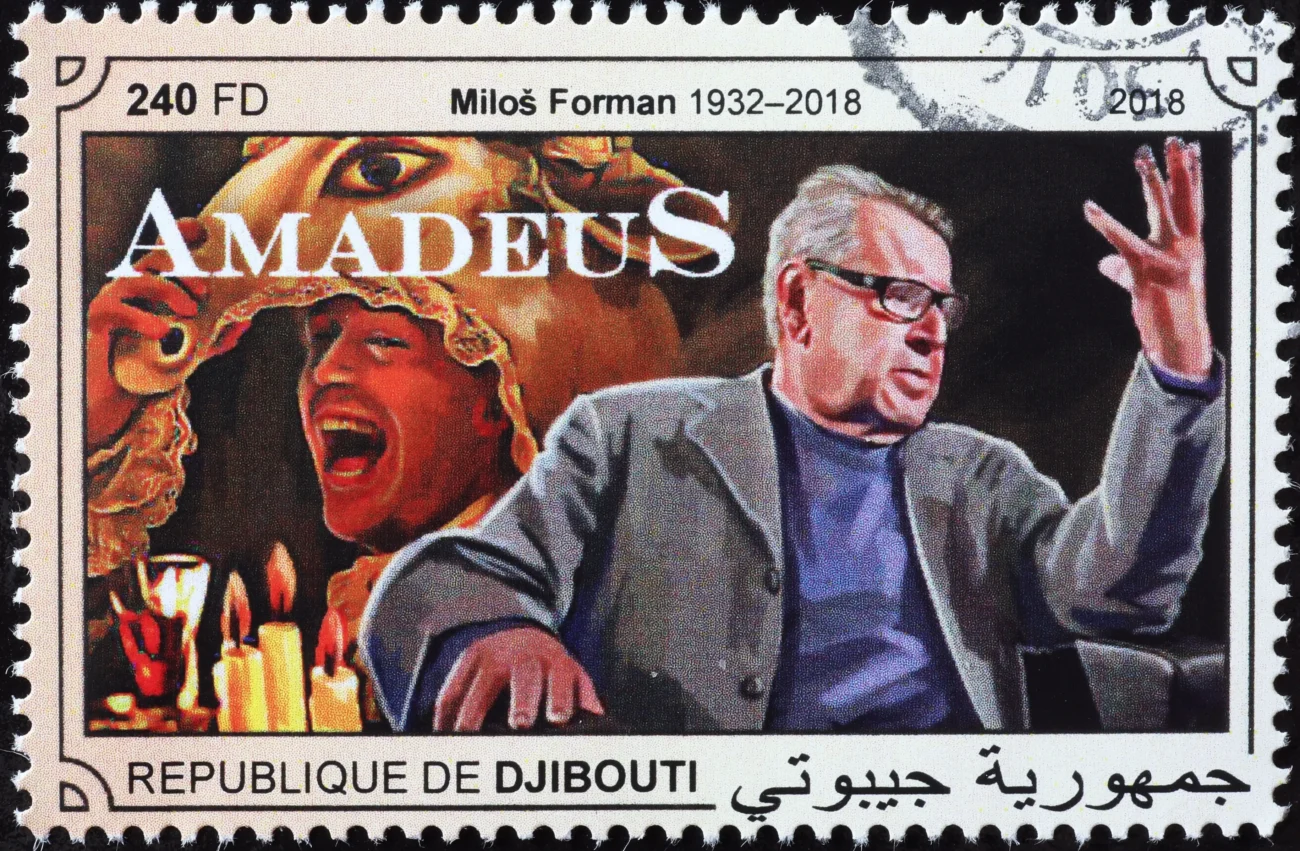 shutterstock_2219128589-2 | TVGURU.cz Miloš Forman a Amadeus na zahraniční poštovní známce.