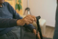 Sedící senior.