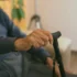 Sedící senior.
