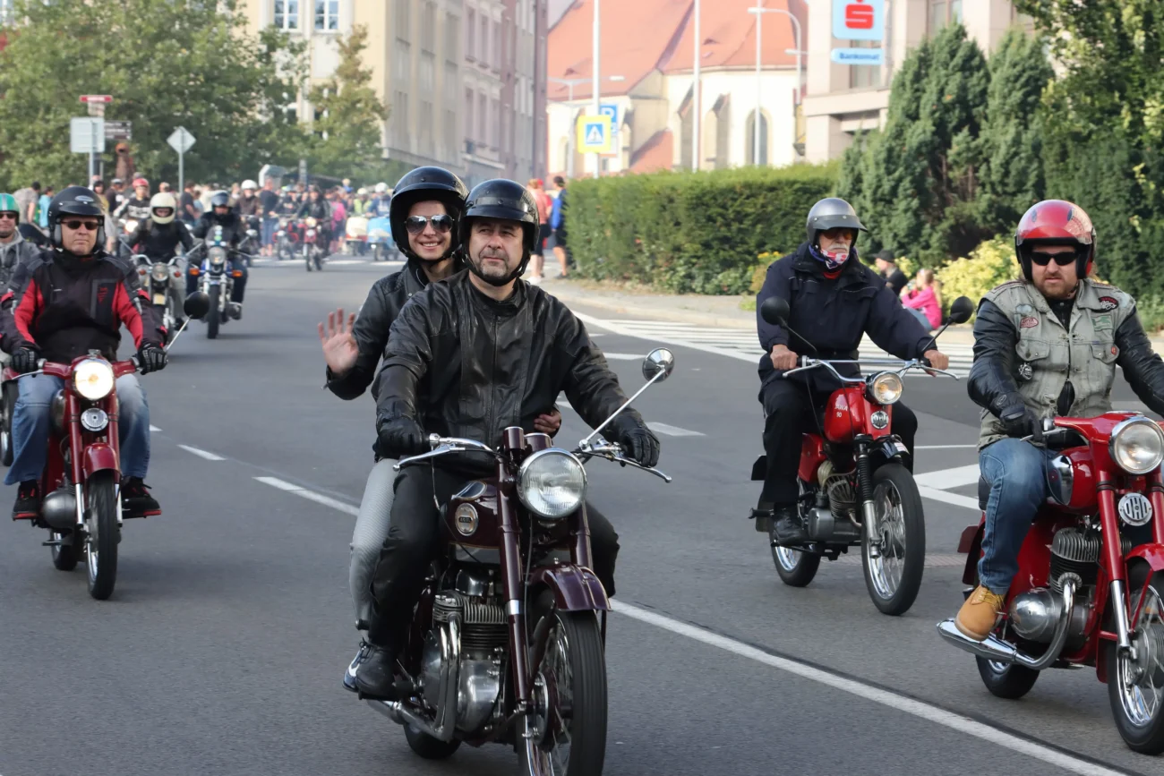 Na starých motorkách jezdí mnoho lidí. Zdroj: Shutterstock | TVGURU.cz Lidé na motorkách Jawa.