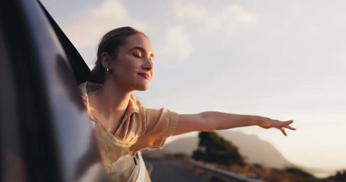 Žena užívající si štěstí.