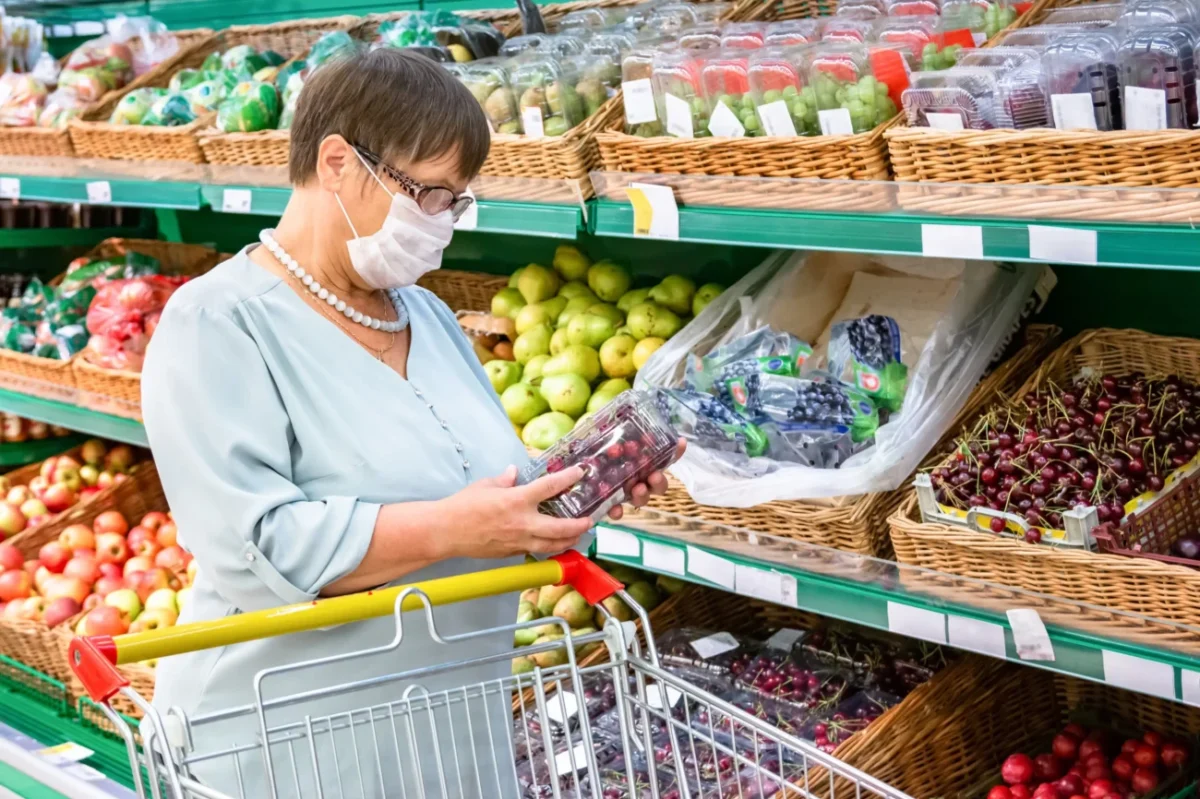 Babička nakupuje ovoce.
