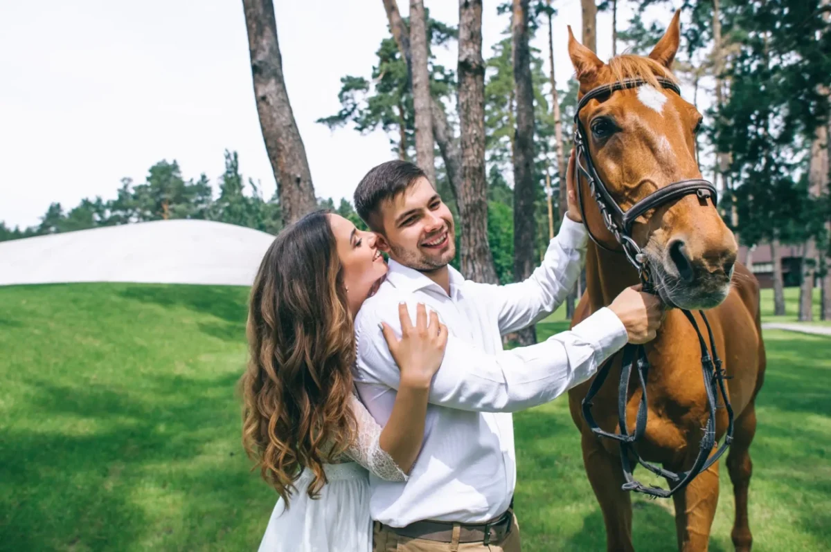 Zamilovaný pár se fotí u koně.