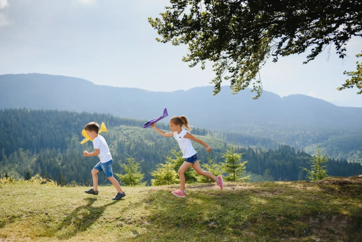 děti si hrají s letadlem