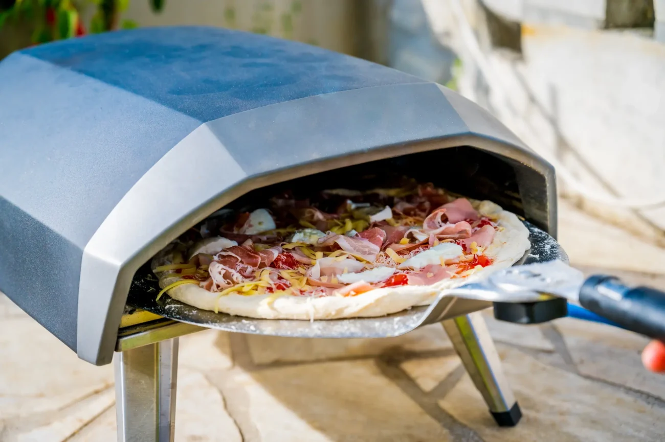 shutterstock_2053322567 | TVGURU.cz Pizza v přenosné pizza peci.