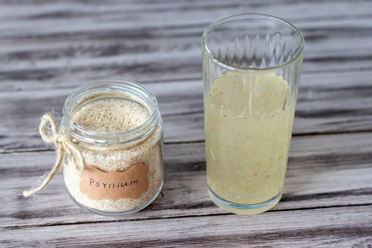 shutterstock_2181324647-2 | TVGURU.cz Psyllium v mističce a skleničce.