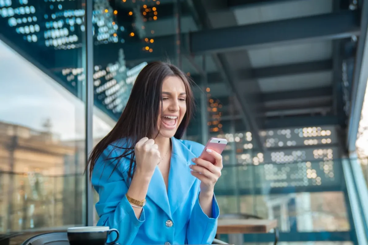 žena se štěstím raduje